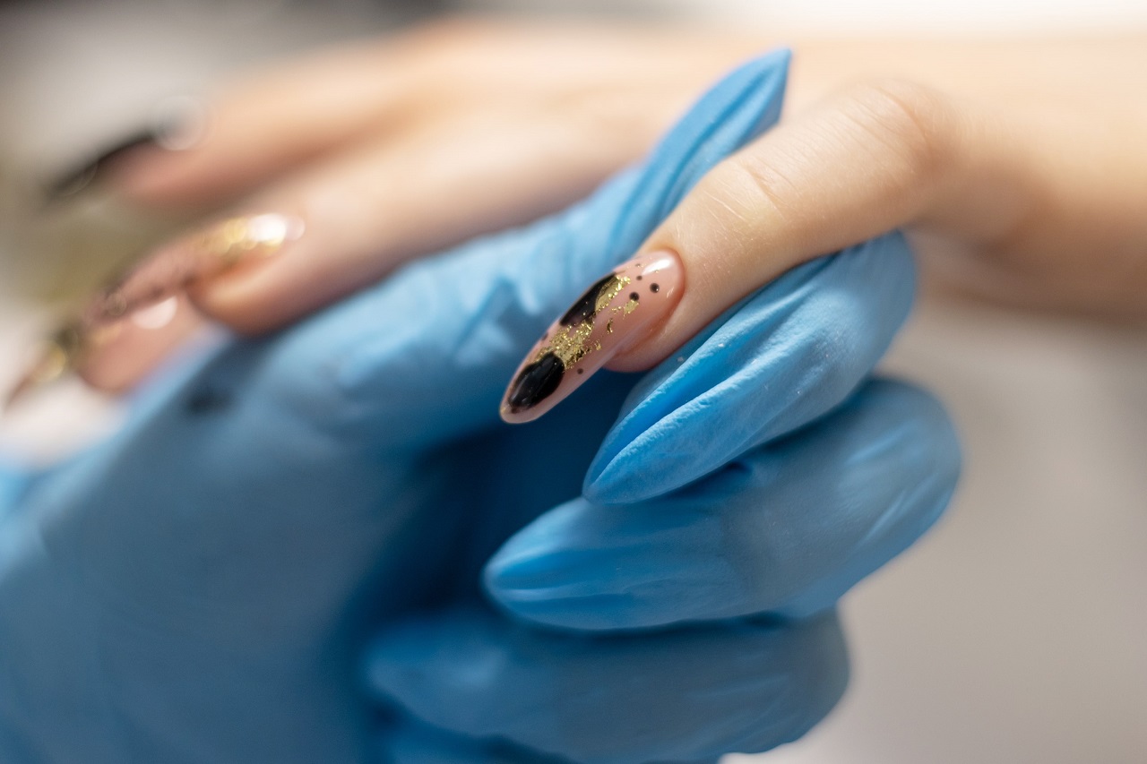 Does prosthetic nail or permanent nail polish damage the nail?