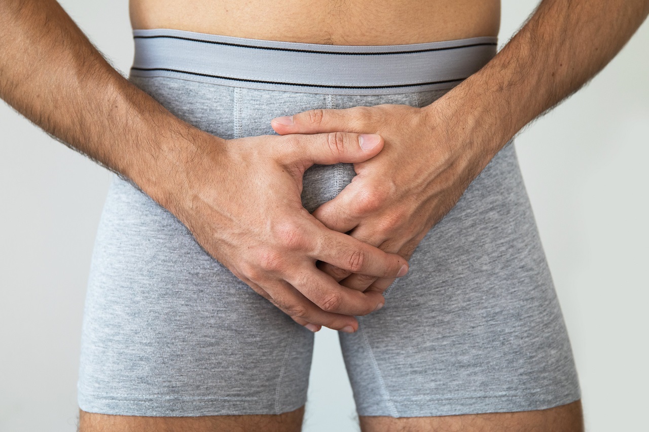 What causes inflammation of the glans penis(balanitis)?