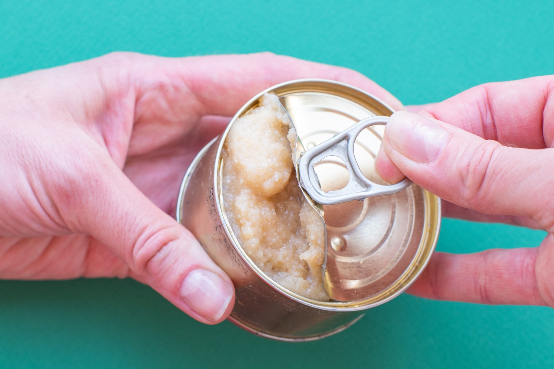 How do you know if you have canned food poisoning? What to look for in canned foods? 